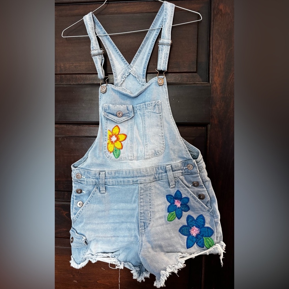 No Boundaries denim short distressed embroidered floral overalls MEDIUM 7-9
